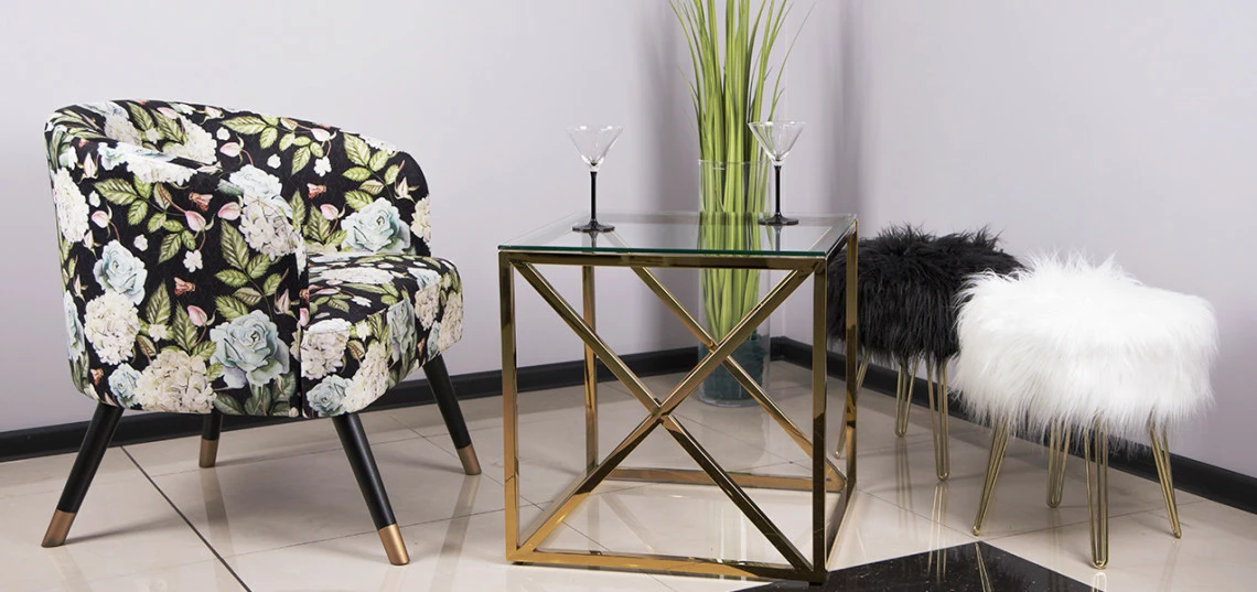 stolik-kawowy-zloty--jakie-dobrac-dodatki