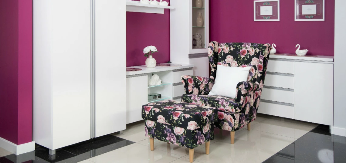 wieczorny-relaks-w-salonie--niezbedny-fotel-uszak