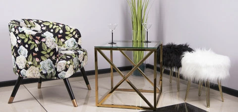 stolik-kawowy-zloty--jakie-dobrac-dodatki