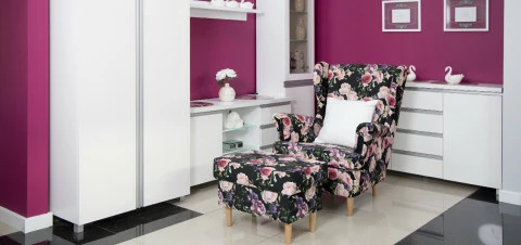 wieczorny-relaks-w-salonie--niezbedny-fotel-uszak