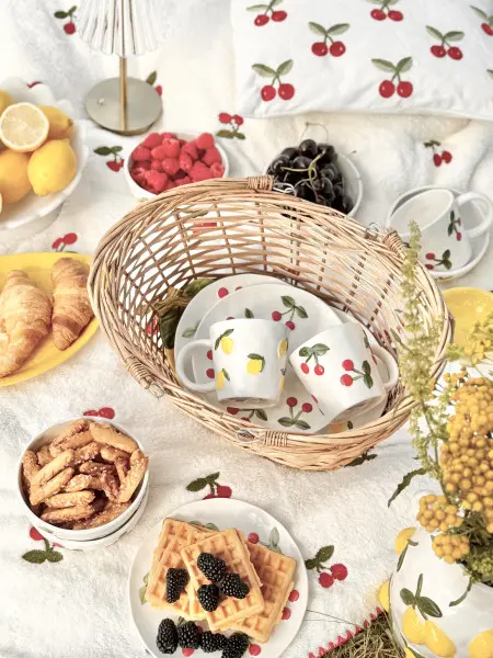 Kubek Cherry 163 (biały w wiśnie)