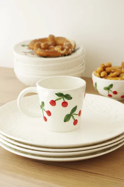 Kubek Cherry 163 (biały w wiśnie)