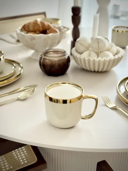 Kubek ceramiczny Cindy (beżowy ze złotym paskiem)